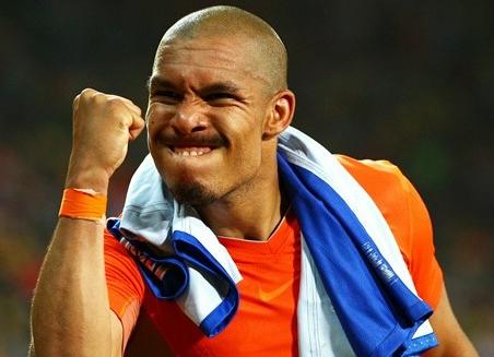 Nigel De Jong chính là cầu thủ đảm nhiệm vai trò thu hồi bóng cho ĐT Hà Lan