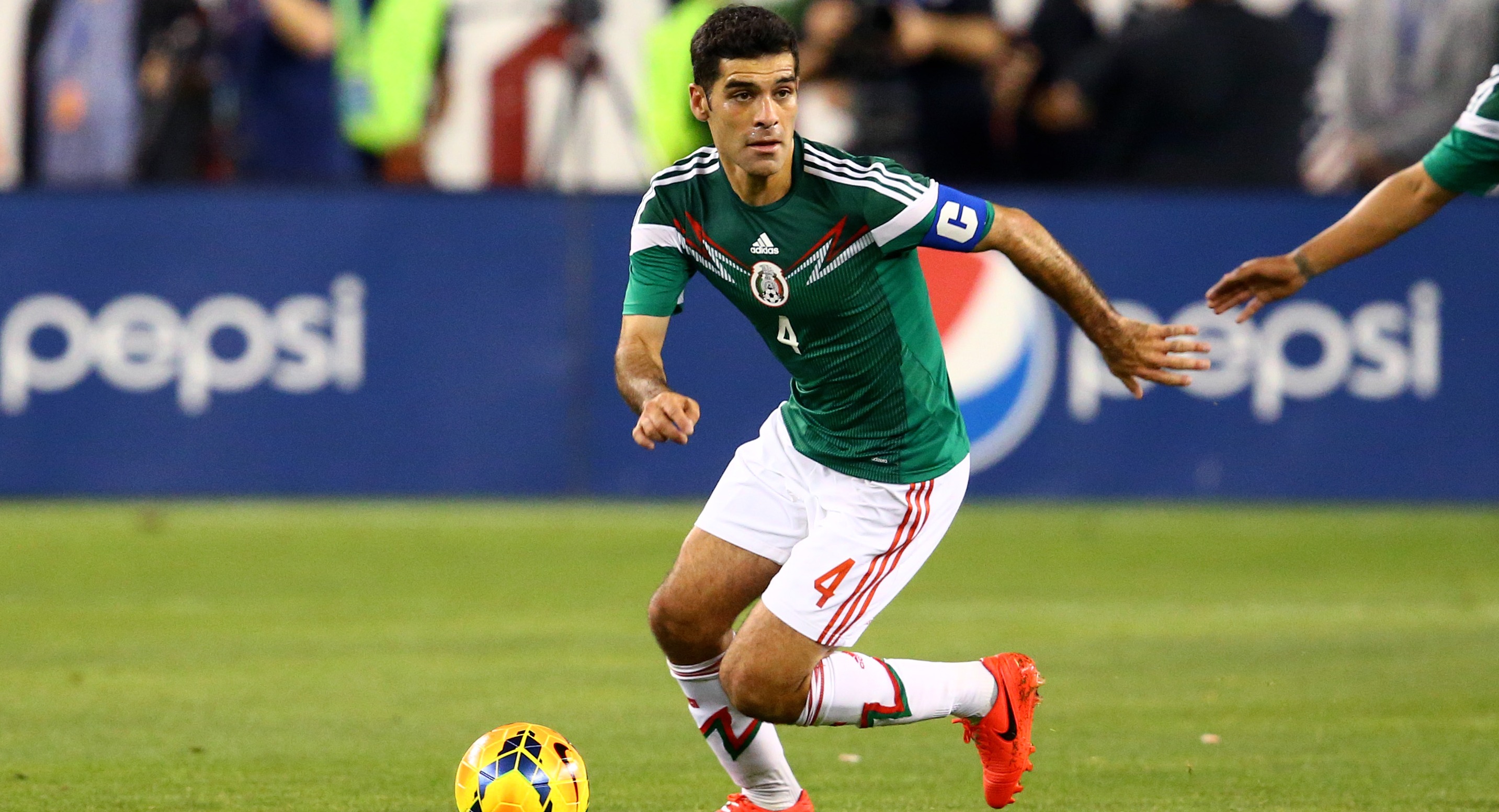 Nếu Robben là ngôi sao sáng của Hà Lan, thì thủ lĩnh ở hàng phòng ngự Mexico là hậu vệ 35 tuổi Rafael Marquez được đánh giá là chơi rất kín kẽ và rất lợi hại trong những tình huống “bẫy” việt vị đối phương.
