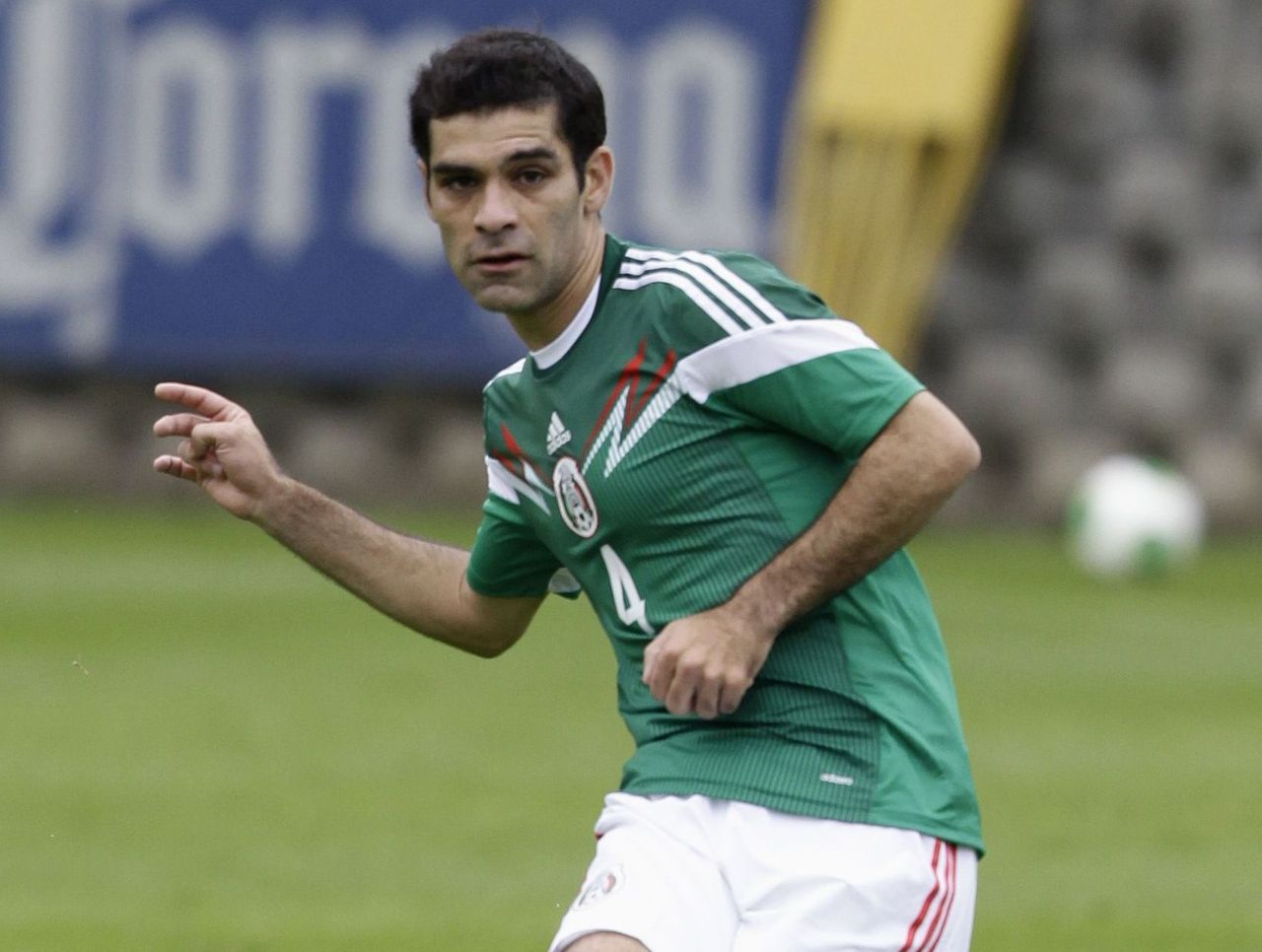 Rafael Marquez từng có kinh nghiệm bảy năm chơi bóng cho Barcelona.