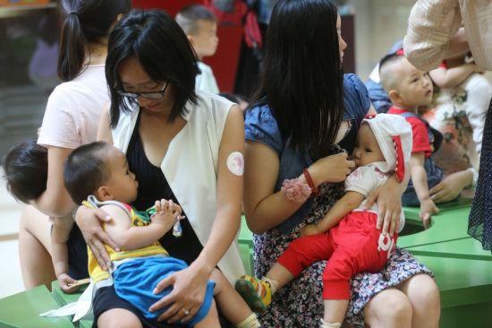 Các bà mẹ trẻ không hề e ngại hay xấu hổ khi cho con bú tại nơi công cộng.