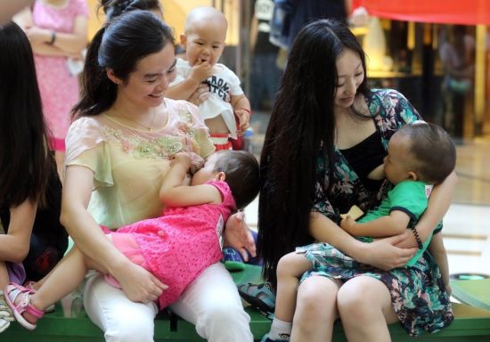 Việc cho trẻ bú mẹ không chỉ có lợi cho trẻ, mà còn có lợi cho bà mẹ trên nhiều phương diện.