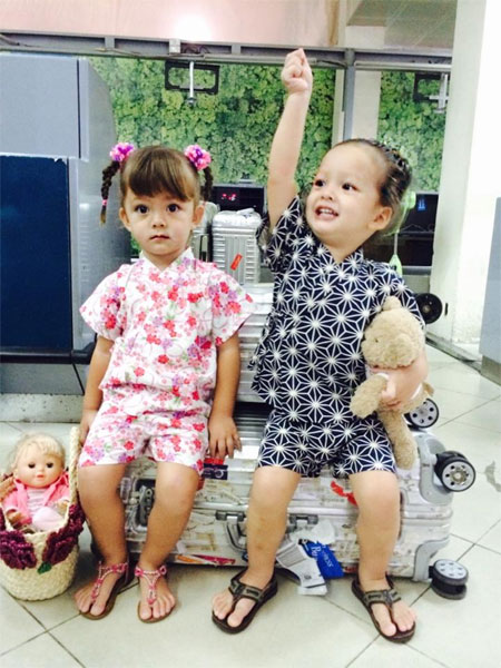 Hình ảnh đáng yêu của hai bé làm hút hồn hàng triệu người.