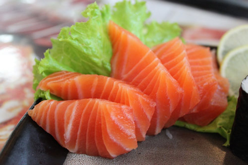 Cùng với một số loại cá biển khác nhau như cá thu, cá trích … cá hồi chứa nhiều Omega 3 và axit béo, giúp đẩy lùi sự xuất hiện của các loại mụn trên da mặt.