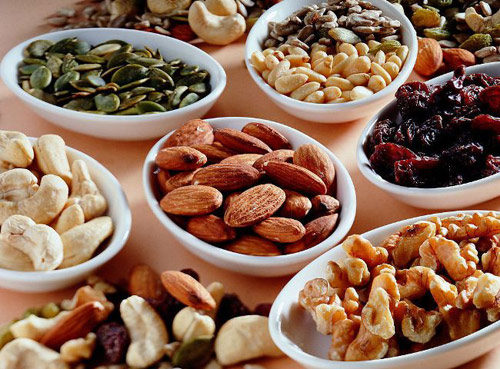 Các loại hạt như hạt điều, hạt dẻ, ngũ cốc chứa nhiều Vitamin E, cephalin và lecithin, giúp ngăn ngừa sự lão hoá của da, trị mụn, làm đẹp và khoẻ da.