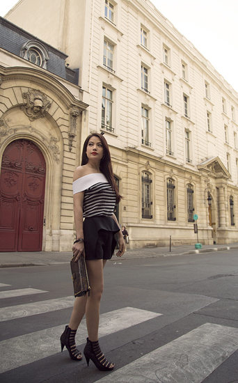 Cũng với đôi sandal đó, Trương Ngọc Ánh lại toát lên sự nữ tính nhờ cách kết hợp áo trễ vai với chân váy kiểu cách.