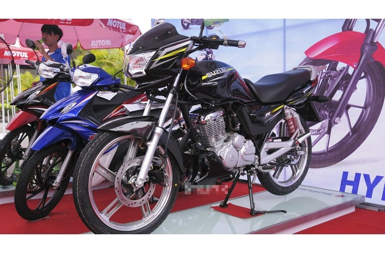 Mới đây nhất, Suzuki Việt Nam tiếp tục đưa thêm một mẫu xe côn tay mới mang tên Thunder 150 FI. Thiết kế của naked bike mới này khá giống với thiết kế của người anh em Suzuki EN 150A, điểm khác biệt dễ nhận thấy nhất chính là bộ tem trẻ trung đi kèm màu sắc lôi cuốn hơn. Xe có thông số kích thước lần lượt 2.055x730x1.090mm (DxRxC).