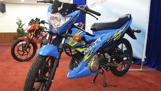 Đình đám và gây chú ý nhất trong những sản phẩm côn tay giá bình dân của Suzuki khi xuất hiện tại Việt Nam phải kể đến Raider 150. Đây mẫu xe côn tay thể thao có thiết kế lấy cảm hứng từ dòng GSX-R nổi tiếng của Suzuki.
