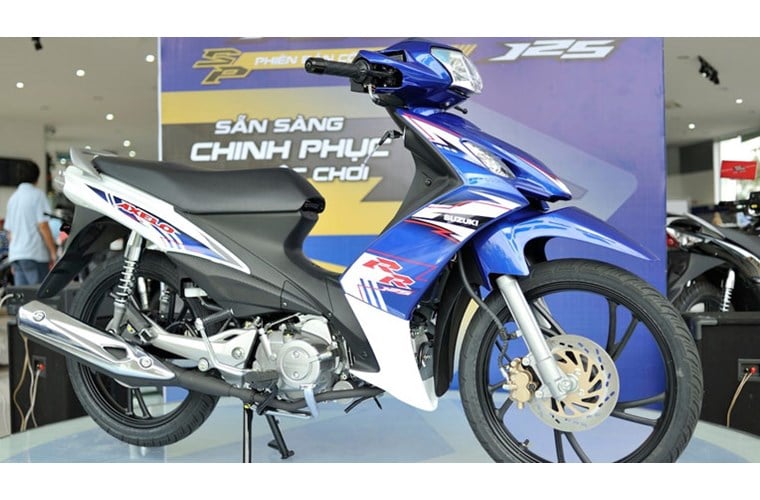 Suzuki Axelo cạnh tranh trực tiếp với Yamaha Exciter. Axelo được trang bị động cơ xăng 4 thì, 1 xy-lanh, làm mát bằng không khí, công suất cực đại 7,06 kW tại 8.000 vòng/phút, mô-men xoắn cực đại 9,9 Nm tại 6.000 vòng/phút, đi kèm hộp số 4 số.