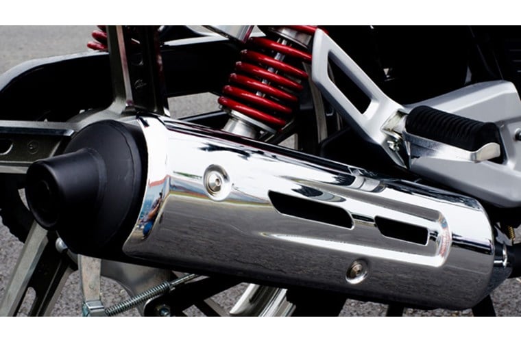 Mặc dù là dòng naked bike, nhưng Suzuki EN150A được thiết kế phù hợp với những chuyến đi đường dài. Cụ thể, Suzuki EN150A sử dụng giảm xóc đôi phía sau chứ không dùng dạng monoshock. Suzuki EN150A có 2 màu xanh, đen, được bán với giá 45 triệu đồng (bao gồm thuế VAT).
