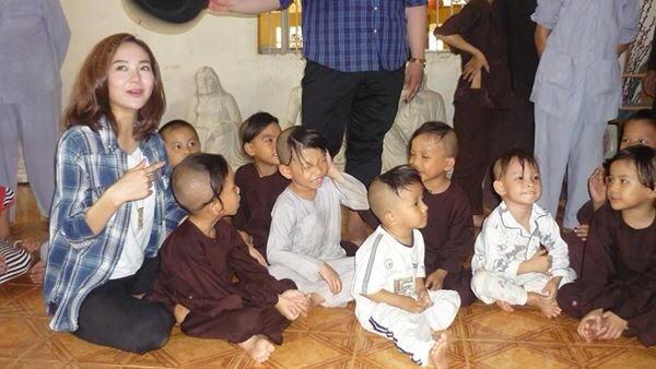 Trưa 3/7, ca sĩ Minh Hằng cùng các fan tổ chức chuyến đi từ thiện tại chùa Lá, huyện Nhà Bè, TP HCM.