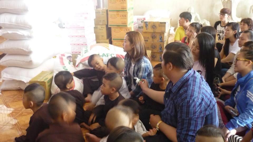 Nữ ca sỹ còn cùng với các em nhỏ trong chùa chơi đùa rất thoải mái.