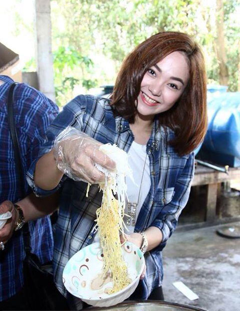 "Bé heo" tự tay chuẩn bị món hủ tíu chay.