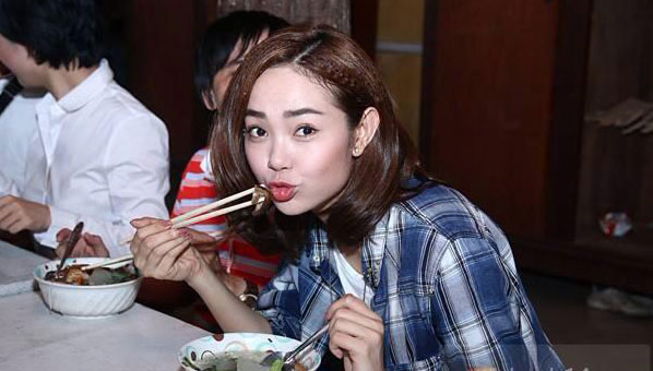 Và cô cũng thưởng thức luôn thành quả của mình.