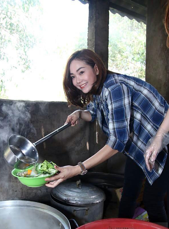 Minh Hằng vào bếp chuẩn bị các Shbet0099 cá cược trực tuyến chay cho bữa trưa.