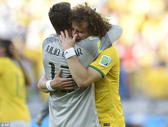 David luiz ôm chặt thủ môn Julio Cesar khóc nức nở.