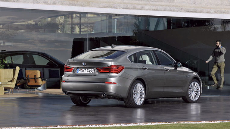 Nhìn từ mọi góc độ, 5-Series Gran Turismo là một tổng thể không tương xứng. Thiết kế mui xe quá dài làm cho phần khoang xe phía sau trở nên ngắn và nhỏ bé.