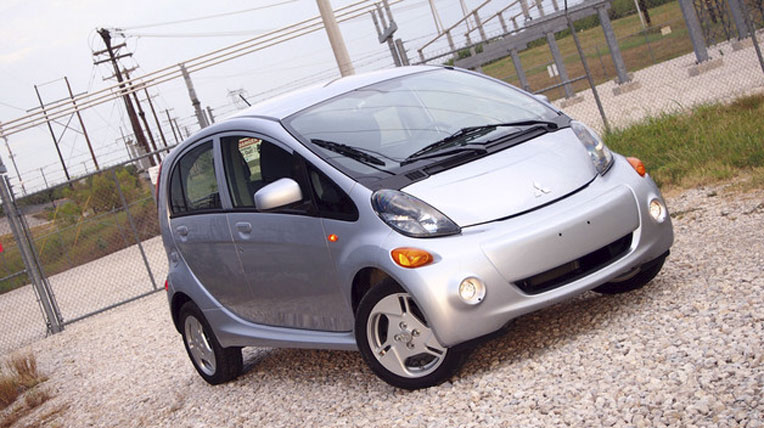 Kích thước quá bé nhỏ và các chi tiết đơn giản làm cho Mitsubishi i-MiEV có cảm giác giống một chiếc xe golf trong phim hoạt hình.