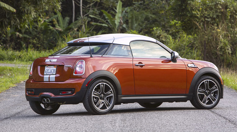 Coupe được trang bị các cửa sổ mang phong cách MINI, nhưng kết hợp với một cấu trúc mái kỳ lạ, nó khiến cho tổng thể chiếc xe như một chiếc mũ bóng chày đội ngược. Và cũng không quá ngạc nhiên khi chỉ có 92 chiếc Coupe được bán ra trong tháng vừa qua.