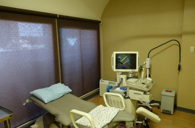 Đây là phòng chuyển phôi vào tử cung mẹ. Sau khi chuyển phôi, người phụ nữ chỉ nằm nghỉ trên giường khoảng 2 - 4 giờ sau đó được về nhà. Tại  nhà, người vợ tiếp tục uống và đặt thuốc để hỗ trợ sự làm tổ, phát triển của phôi thai. 2 tuần sau thử máu xác định thai. Nếu có thai sẽ được hẹn siêu âm 3 tuần sau. Nếu thất bại lần này nhưng còn phôi trữ, người vợ có thể dùng phôi trữ để chuyển vào tử cung cho những lần sau.