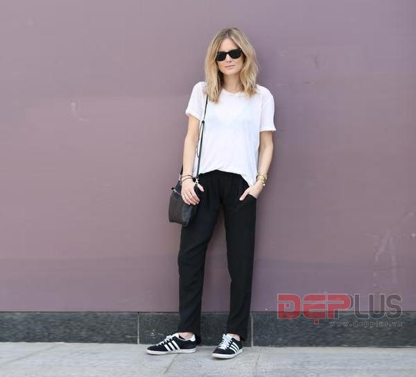 Áo phông dáng thụng và quần vải được mix cùng sneaker năng động, khỏe khoắn. Đây sẽ là set đồ hoàn hảo cho những cô nàng công sở phải di chuyển nhiều.