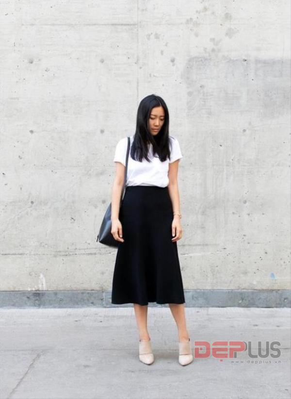 Midi skirt sẽ chiều chuộng mọi đôi chân, cho dù bạn đùi to, chân vòng kiềng hay đầu gối củ lạc... bạn cũng vẫn luôn luôn đẹp với kiểu váy này.