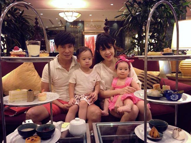 Dù rất bận rộn việc đi diễn nhưng Lý Hải vẫn vô cùng yên tâm khi ở nhà, bà xã anh, hotgirl Minh Hà luôn đảm nhiệm việc chăm sóc hai con và Shbet111 slot, casino, thể thao, xổ số rất chu toàn.