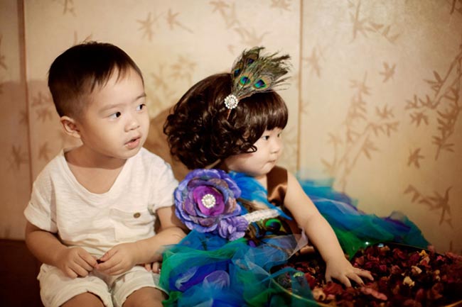 Hai bé Rio và Cherry từ bé đã có phong cách ăn mặc rất đẹp. Rio sành điệu, khỏe khoắn còn em gái Cherry lại rất điệu đà, dễ thương.