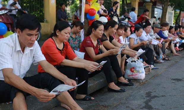 Vẻ lo lắng hiện rõ trên gương mặt của người làm cha mẹ có con thi Đại học.