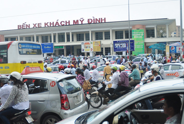 Dòng người đổ ra các bến xe ngày một đông.