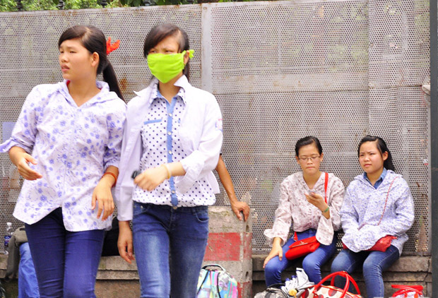 Nhiều thí sinh mệt mỏi ngồi đợi xe.