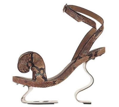 Đôi sandal không hề mỏng manh này được thiết kế thật cầu kì, chỉ cần nhìn những đường cong của phần đế cũng khiến người khác thấy nhức mắt!