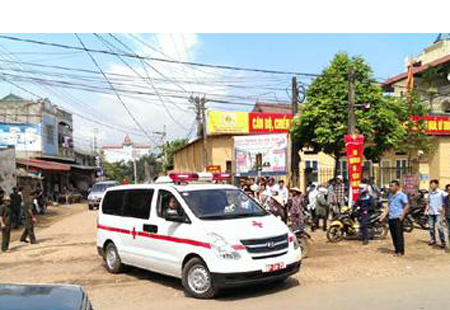 Xe cứu thương khẩn trương đưa nạn nhân đi cấp cứu.