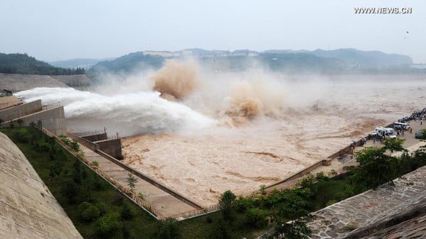 Đập Xiaolangdi cao 154 m và rộng 1,317 m.