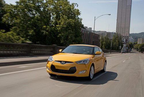 Hyundai Veloster: 17.800 USDNgoài thiết kế độc đáo với 3 cửa ở hai bên, Hyundai Veloster 2014 còn đi kèm nhiều trang thiết bị vốn chỉ xuất hiện trên các dòng xe đắt tiền hơn.