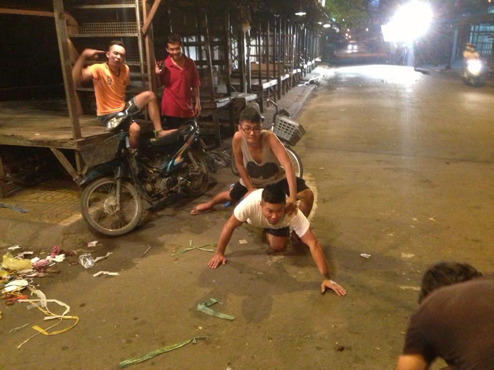 Ê kíp đùa vui trong cảnh Lố phát hiện ra Đông Dương là con gái, sau đó uống rượu và ngủ quên ngoài đường.