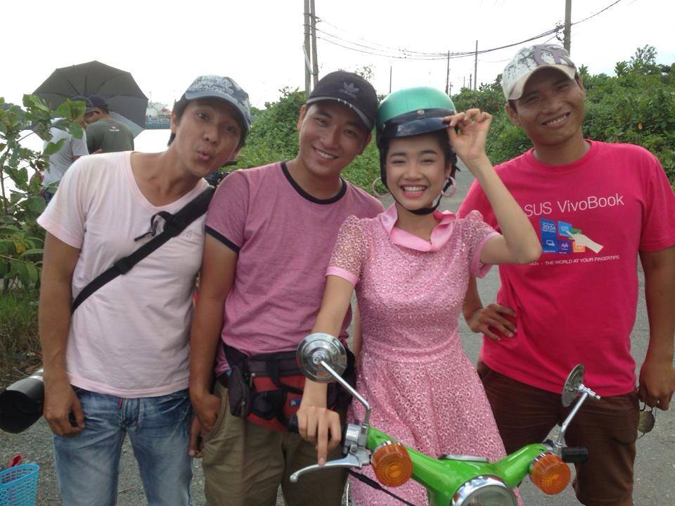 Thêu (Nhã Phương) cùng với các nhân viên của đoàn phim