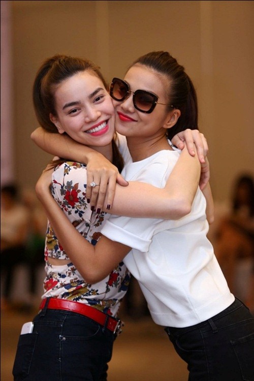 Hình ảnh tình cảm của Thanh Hằng và Hồ Ngọc Hà.