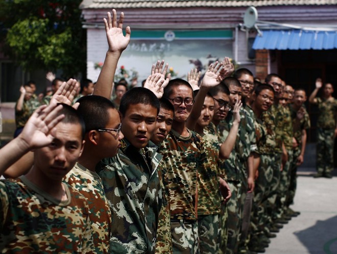 Các học viên vẫy tay chào tạm biệt bạn bè sau khi kết thúc khóa đào tạo 6 tháng.