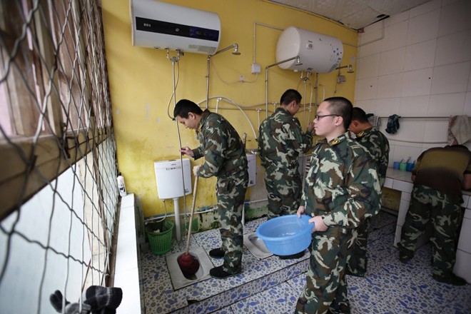 Ngoài giờ luyện tập, các em sẽ phải làm công việc hàng ngày như lau dọn, nấu ăn...