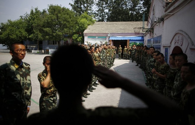 Một học viên đã hoàn thành khóa điều trị đang chào bạn bè để trở về.