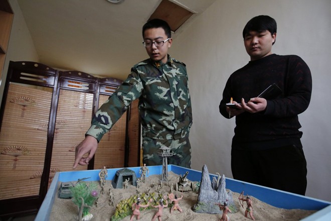 Một học viên (trái) đang trao đổi với chuyên gia tâm lý.