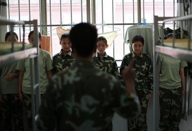 Một cựu quân nhân thường xuyên giảng dạy cho họ về tầm quan trọng của tính kỷ luật.