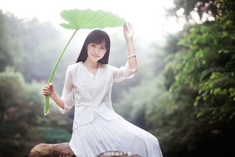 Nhan sắc của hot girl bán hàng online đầy mỏng manh, nữ tính và trong sáng.
