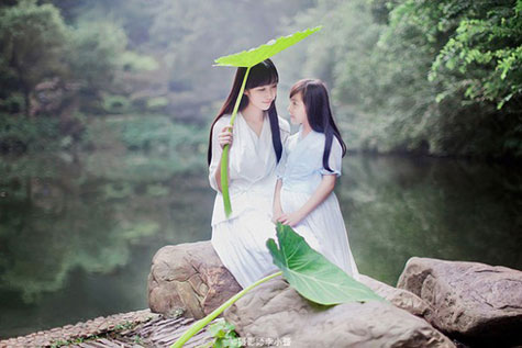 Một bộ ảnh của hai hot girl xinh đẹp vừa khiến cư dân mạng phát sốt vì quá đẹp.