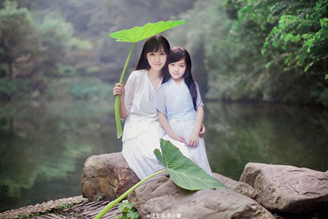 Ở giữa khủng cảnh đẹp như tiên giới, cả hai không khác gì tiên nữ xinh đẹp.
