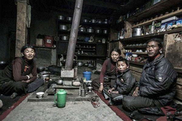 Anh em trai chung vợ, tục lệ chung vợ có ở nhóm cư dân ít ỏi sống ở Himalayas.Giải pháp của họ là lấy một cô vợ cho tất cả anh em trai trong nhà. Điều này sẽ giúp họ bảo toàn số đất ít ỏi không bị thất thoát. Để không xảy ra bất đồng, họ có kế hoạch chia sẻ cô vợ theo thời gian hợp lý cho tất cả các anh em trai.