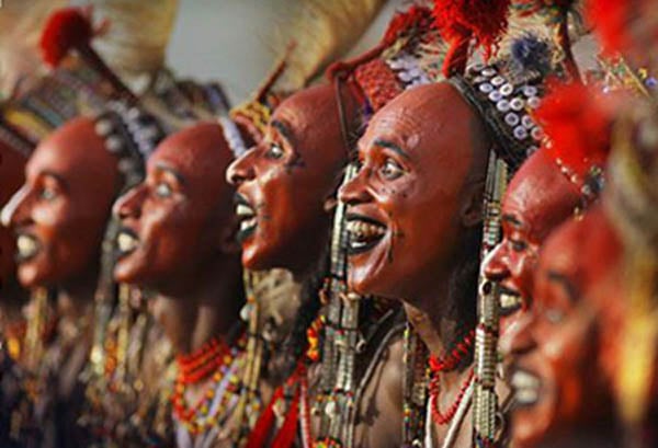 Nam giới có thể đánh cắp vợ của người khác.Tại bộ lạc Wodaabe của Niger ở Tây Phi, đàn ông được phép đánh cắp vợ của người khác. Cuộc hôn nhân đầu tiên của người Wodaabe là sự sắp xếp của cha mẹ. Vợ chồng thường là người trong dòng tộc và kết hôn từ khi còn rất nhỏ. Tuy nhiên, tại lễ hội Gerewol hàng năm, đàn ông trang điểm, mặc Shbet999 com đăng nhập, nhảy để gây ấn tượng với những người phụ nữ khác và hy vọng sẽ đánh cắp được một cô vợ mới. Ngay cả khi người chồng không muốn bị mất vợ thì cuộc đánh cặp vẫn xảy ra và nó được cả cộng đồng thừa nhận. Cuộc hôn nhân thứ 2 này được gọi là hôn nhân tình yêu.