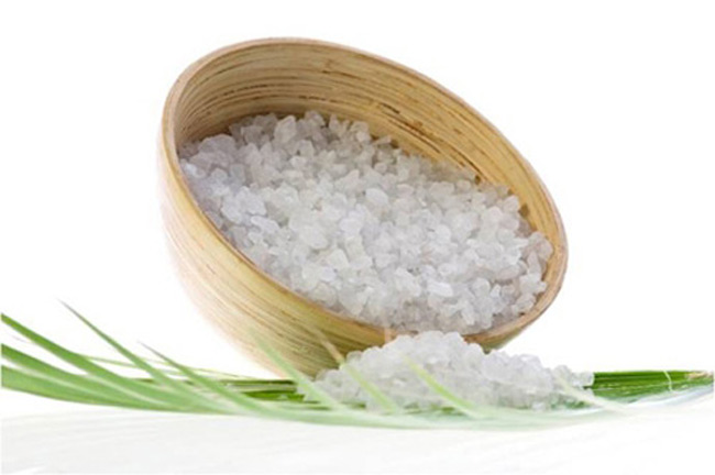 Đây là 'thủ phạm' không chỉ gây hại cho sức khỏe của con, mà còn làm giảm khả năng ghi nhớ đáng kể khiến bé học kém đi. Lý do là những loại thực phẩm chứa quá nhiều muối sẽ làm tổn thương huyết quản, ảnh hưởng đến việc cung cấp máu cho các tổ chức ở não, gây ra tình trạng thiếu máu, thiếu dưỡng khí ở tế bào não, dẫn đến trí nhớ bị giảm sút, phản ứng chậm chạp.