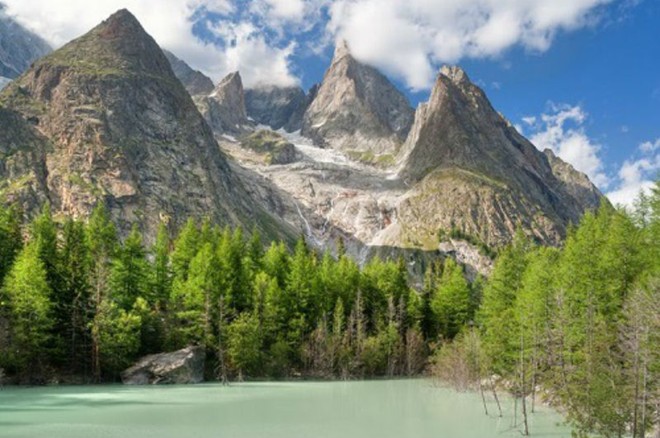 Mont Blanc (biên giới Pháp – Ý)Mặc dù chỉ cao 4.810 m, nhưng Mont Blanc đã lấy mạng của gần 8.000 người muốn chinh phục nó. Lý do là bởi hàng năm trung bình có tới 20.000 khách du lịch tới đây.