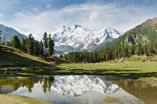 Nanga Parbat (Pakistan)Nanga Parbat là ngọn núi cao thứ 9 trên thế giới với độ cao 8.125 m và cũng chưa ai từng dám khám phá nó vào mùa đông. Theo tiếng Urdu, Nanga Parbat có nghĩa là núi trọc, nhưng với việc chứng kiến rất nhiều tai nạn chôn vùi trong tuyết của các nhà leo núi khiến nó được gọi là “Kẻ ăn thịt người” hay “Núi quỷ”.